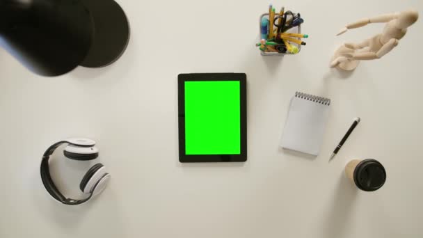 Un dedo desplazándose en la pantalla táctil verde — Vídeo de stock