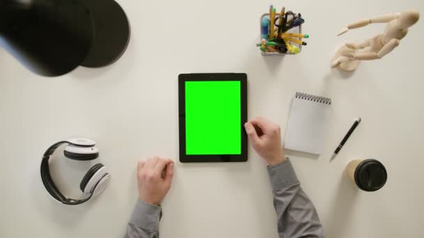 Un doigt défilant sur l'écran tactile vert 