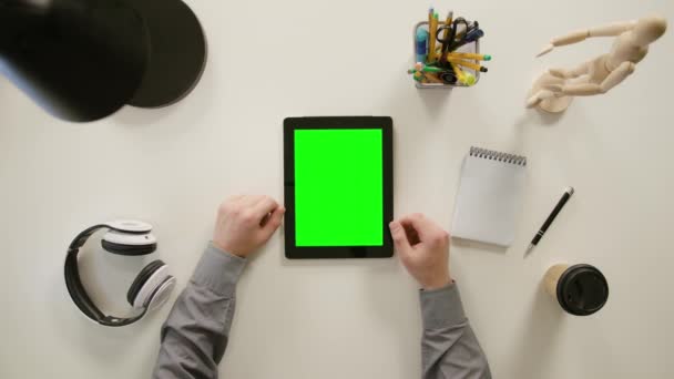 Een vinger schuiven op de groene Touchscreen — Stockvideo