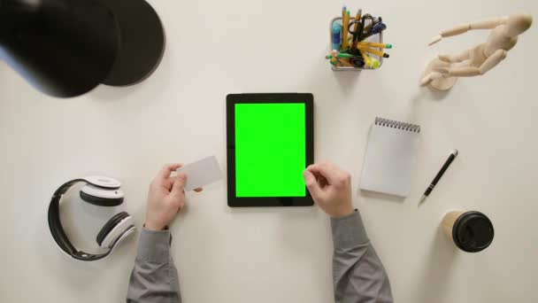 Um dedo tocando uma tela verde do iPad — Vídeo de Stock