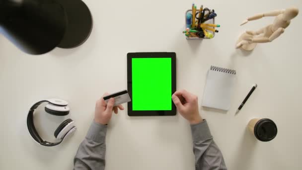 Ein Finger, der einen grünen Bildschirm des iPads berührt — Stockvideo