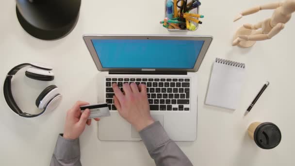 Dwie ręce, pisania na laptopa — Wideo stockowe