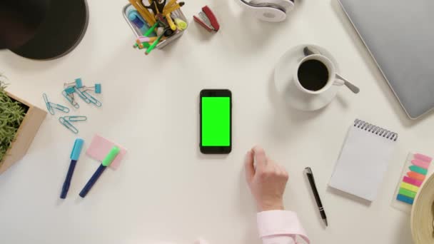 Um dedo tocando um smartphone com uma tela verde — Vídeo de Stock