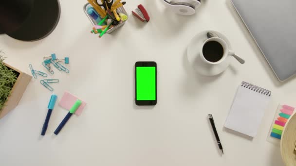 Un dito che tocca uno smartphone con uno schermo verde — Video Stock