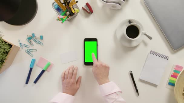 Een vinger aanraken van een Smartphone met een groen scherm — Stockvideo