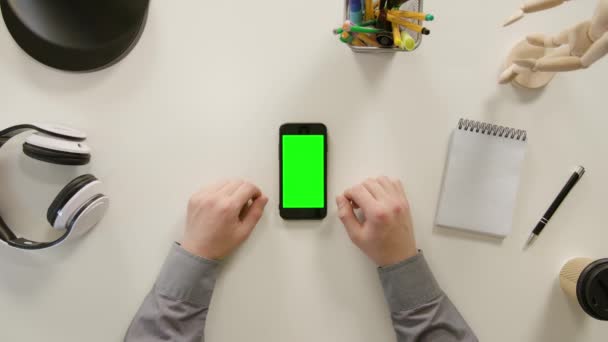 Un dedo tocando una pantalla verde del Smartphone — Vídeo de stock