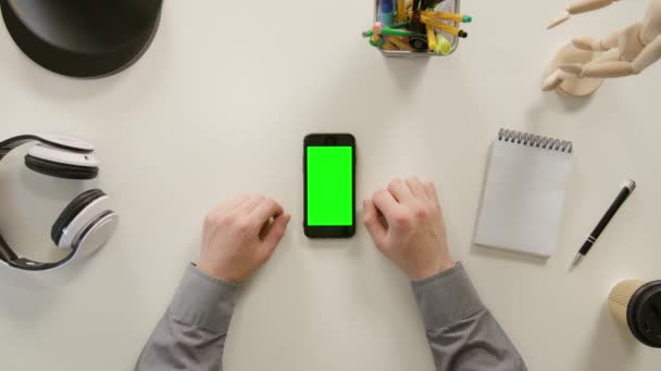 Um dedo tocando uma tela verde do smartphone — Vídeo de Stock