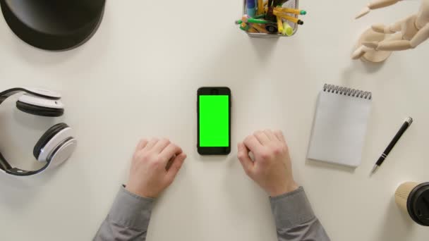 Ein Finger berührt einen grünen Bildschirm des Smartphones — Stockvideo