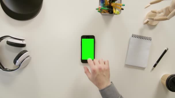 Un dedo acercándose y alejándose en una pantalla táctil verde — Vídeo de stock