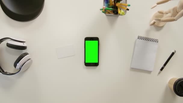 Un doigt touchant un écran vert du Smartphone 