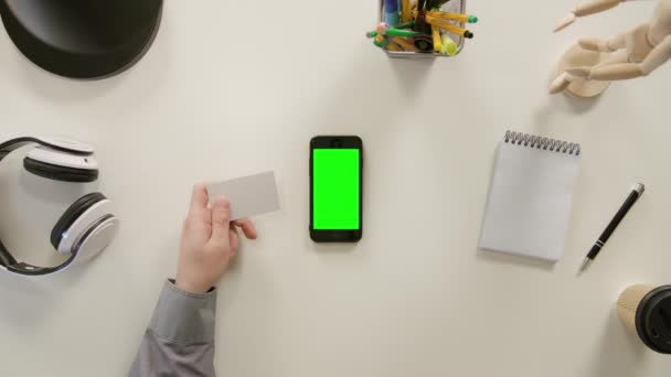 Um dedo tocando uma tela verde do smartphone — Vídeo de Stock