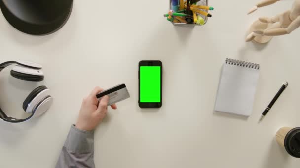 Палец, касающийся зеленого экрана смартфона — стоковое видео