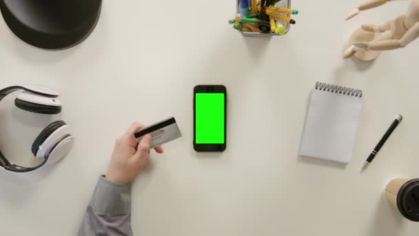Un doigt touchant un écran vert du Smartphone 