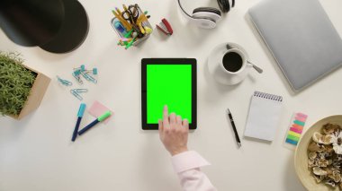Bir Tablet yeşil bir ekran ile dokunaklı bir parmak