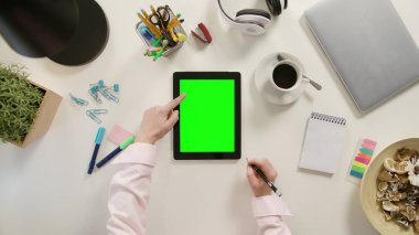 Bir parmak tomar yeşil dokunmatik ekranda