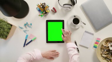 Bir parmak tomar yeşil dokunmatik ekranda