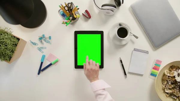 Пальцем, торкаючись табличка з зеленим екраном — стокове фото