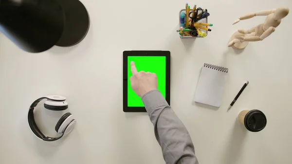 Bir parmak dokunmadan bir yeşil ekran iPad