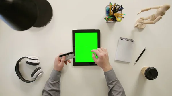 Пальцем торкаючись через зелений екран з ipad — стокове фото