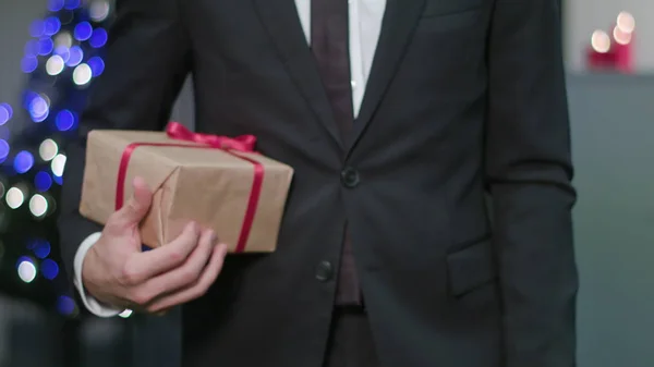 Manos de hombre lanzando un regalo de Navidad — Foto de Stock