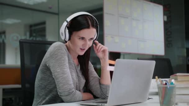 Uma jovem senhora conversando online no laptop — Vídeo de Stock