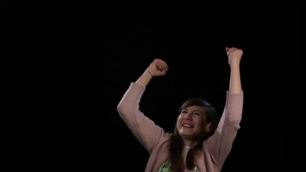 Uma jovem senhora regozijando-se com seus braços no ar — Vídeo de Stock