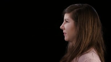 Siyah bir arka plan karşı bir genç bayan bağırarak