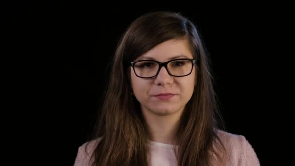 Une jeune femme avec des lunettes Stares dans l'étonnement — Video