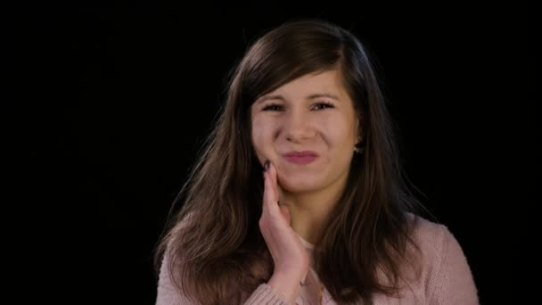 Una joven que imita un dolor de muelas — Vídeo de stock