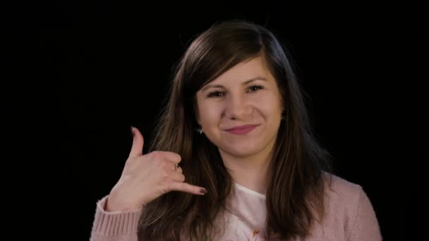 Egy hölgy, hogy egy telefonhívás gesztus — Stock videók