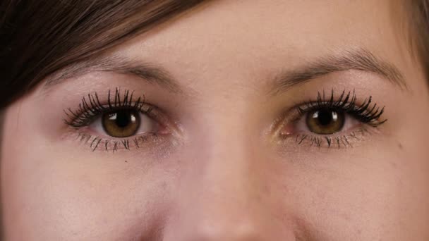 Primer plano de una mujer joven ojos — Vídeos de Stock