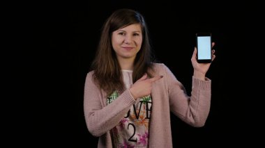 Beyaz bir ekran ile bir telefon işaret eden bir Bayan