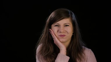 Genç Bayan Immitating bir diş ağrısı