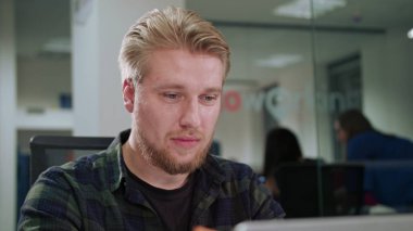 Seyir belgili tanımlık Laptop kapalı bir sarışın genç