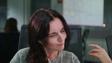 Bir genç kadın kapalı müzik