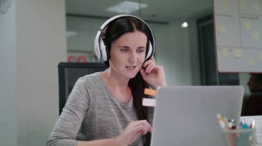 Sohbet Online dizüstü bilgisayarda bir genç bayan