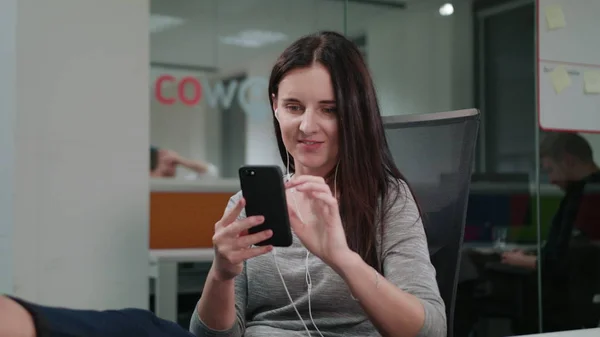 Una joven escuchando música en interiores — Foto de Stock