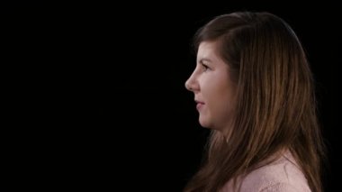 Siyah bir arka plan karşı bir genç bayan bağırarak