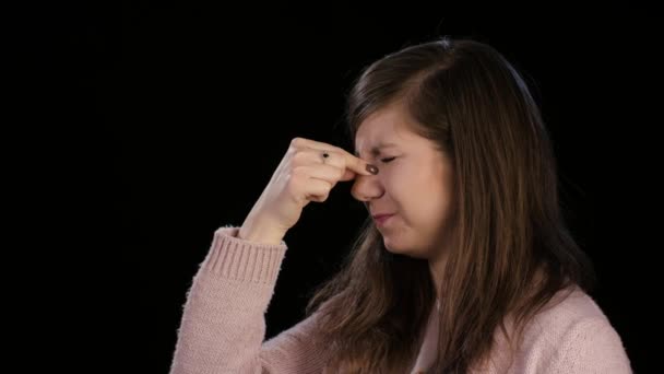 Uma jovem com dor de cabeça Massagem Nosebridge — Vídeo de Stock