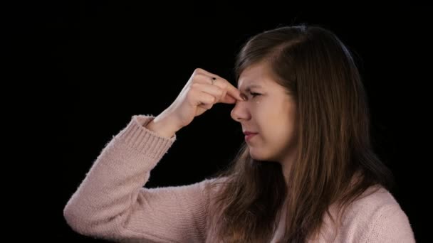En ung dam med en huvudvärk som massera Nosebridge — Stockvideo