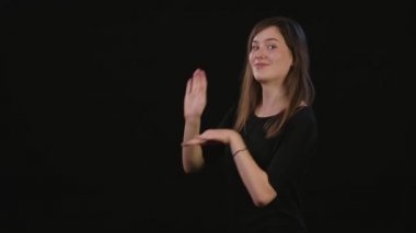 Bayan Mimicing siyah bir arka plan