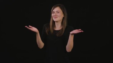 Bayan Mimicing siyah bir arka plan