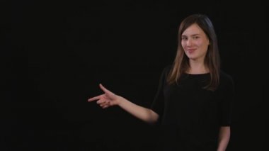 Bayan Mimicing siyah bir arka plan