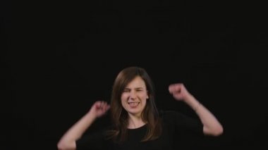 Bayan Mimicing siyah bir arka plan