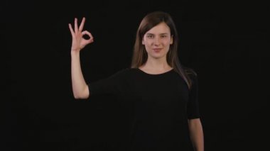 Bayan Mimicing siyah bir arka plan