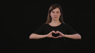 Bayan Mimicing siyah bir arka plan