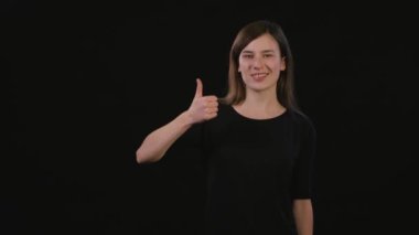 Bayan Mimicing siyah bir arka plan