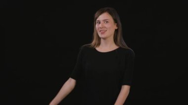 Bayan Mimicing siyah bir arka plan