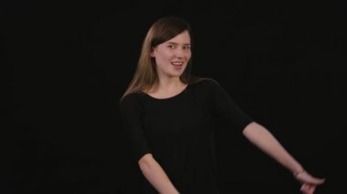 Bayan Mimicing siyah bir arka plan