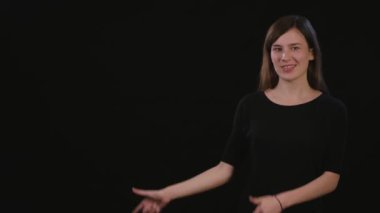 Bayan Mimicing siyah bir arka plan